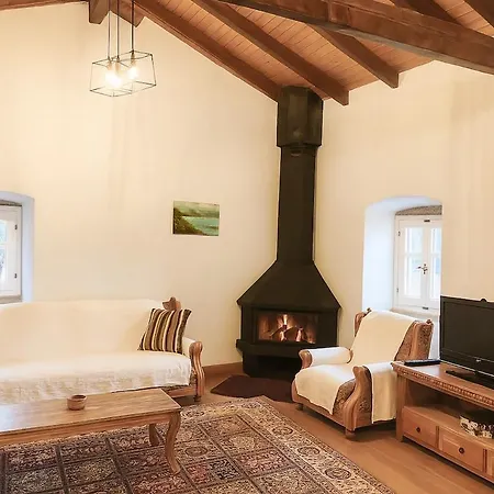 Сasa de vacaciones 'perithyron', Konstantina's House, Old Perithia - An Authentic Stone Retreat In Corfu's Historic Village Ypsilas
