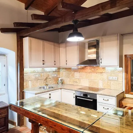 'perithyron', Konstantina's House, Old Perithia - An Authentic Stone Retreat In Corfu's Historic Village Сasa de vacaciones *