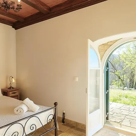 別荘 'perithyron', Konstantina's House, Old Perithia - An Authentic Stone Retreat In Corfu's Historic Village Ypsilás