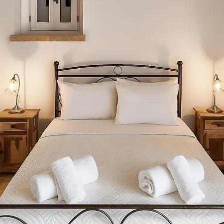 'perithyron', Konstantina's House, Old Perithia - An Authentic Stone Retreat In Corfu's Historic Village Сasa de vacaciones *