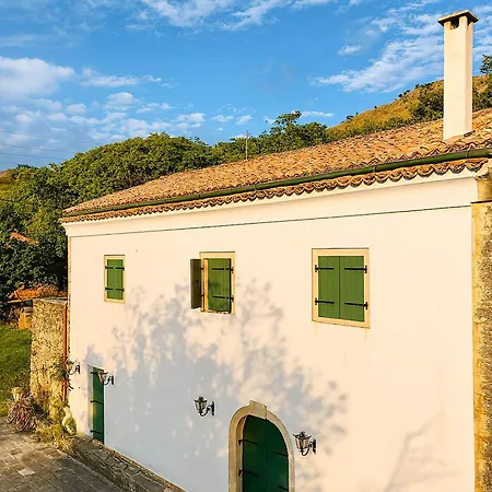 'perithyron', Konstantina's House, Old Perithia - An Authentic Stone Retreat In Corfu's Historic Village Сasa de vacaciones Ypsilas