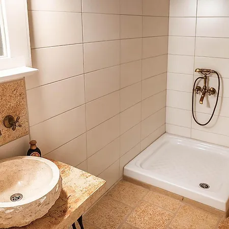 Dom wakacyjny 'perithyron', Konstantina's House, Old Perithia - An Authentic Stone Retreat In Corfu's Historic Village