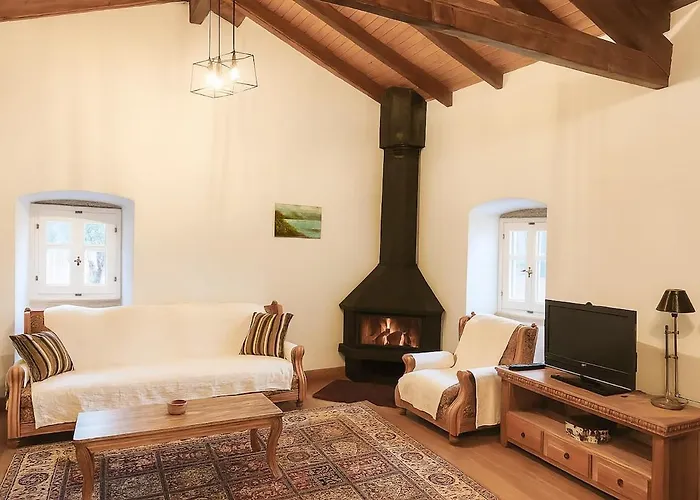 Vakantiehuis 'perithyron', Konstantina's House, Old Perithia - An Authentic Stone Retreat In Corfu's Historic Village Ypsilas