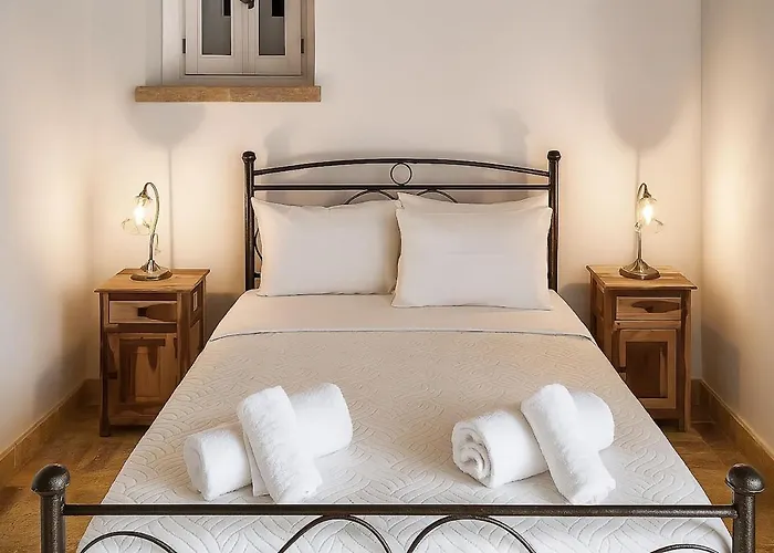 'perithyron', Konstantina's House, Old Perithia - An Authentic Stone Retreat In Corfu's Historic Village Vakantiehuis *