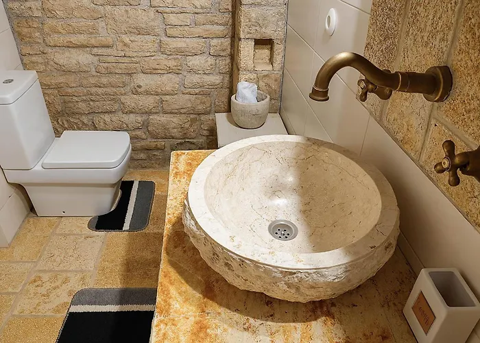 Vakantiehuis 'perithyron', Konstantina's House, Old Perithia - An Authentic Stone Retreat In Corfu's Historic Village Ypsilas