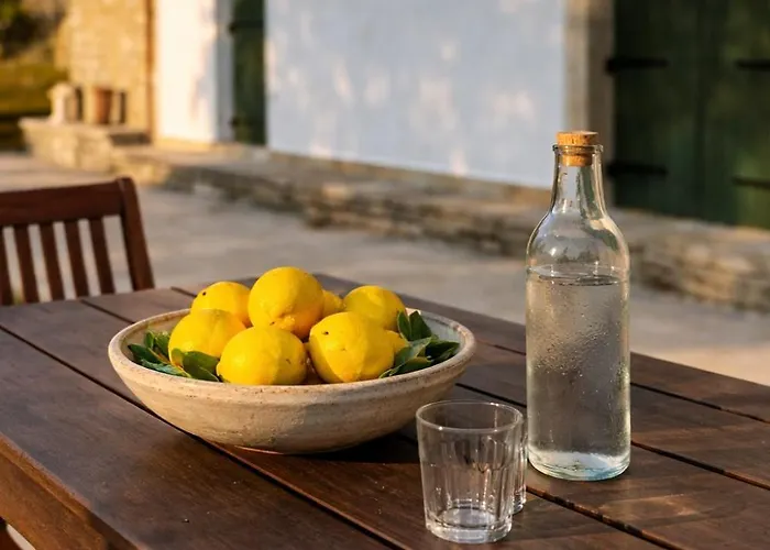 Vakantiehuis 'perithyron', Konstantina's House, Old Perithia - An Authentic Stone Retreat In Corfu's Historic Village *