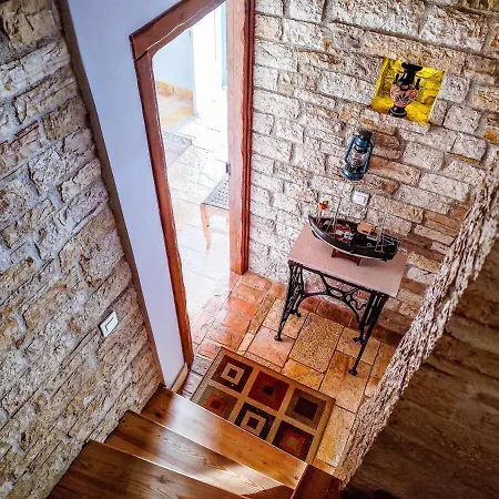 Сasa de vacaciones 'perithyron', Konstantina's House, Old Perithia - An Authentic Stone Retreat In Corfu's Historic Village Ypsilas