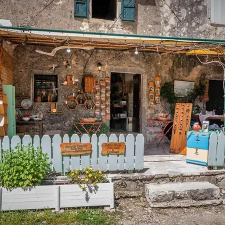 Сasa de vacaciones 'perithyron', Konstantina's House, Old Perithia - An Authentic Stone Retreat In Corfu's Historic Village Ypsilas