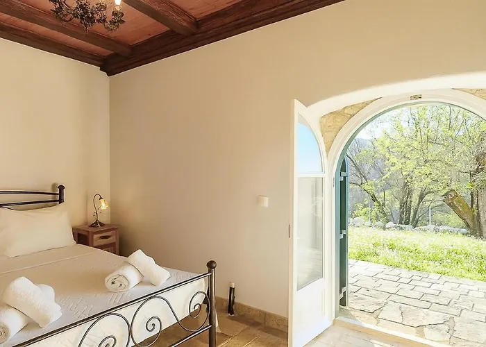 Сasa de vacaciones 'perithyron', Konstantina's House, Old Perithia - An Authentic Stone Retreat In Corfu's Historic Village Ypsilas