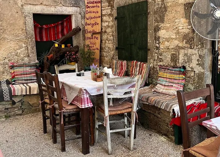 'perithyron', Konstantina's House, Old Perithia - An Authentic Stone Retreat In Corfu's Historic Village Сasa de vacaciones *