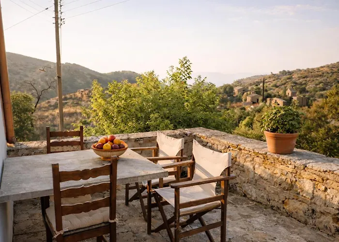'perithyron', Konstantina's House, Old Perithia - An Authentic Stone Retreat In Corfu's Historic Village Сasa de vacaciones Ypsilas