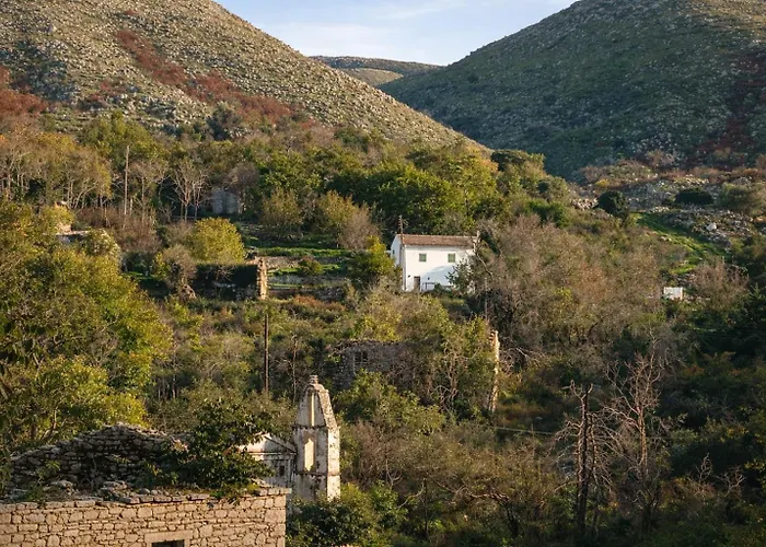 'perithyron', Konstantina's House, Old Perithia - An Authentic Stone Retreat In Corfu's Historic Village Сasa de vacaciones